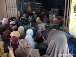 Emak-emak Antre Minyak Goreng di Sulbar Berdesakan-Saling Dorong