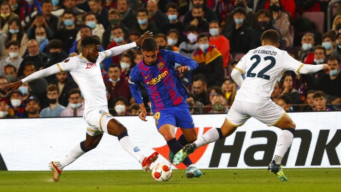 Ferran Torres Barcelona's Ferran Torres, center, and Napoli's Giovanni Di Lorenzo vie for the ball during the Europa League soccer match between Barcelona and Napoli in Barcelona, Spain, Thursday, Feb. 17, 2022. (AP Photo/Joan Monfort)