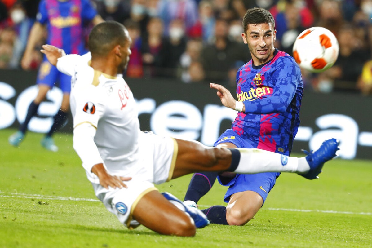 Xavi Hernandez menanggapi soal kemungkinan Barcelona tersingkir di Liga Europa. (Foto: AP/Joan Monfort)