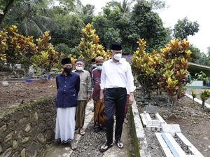 Sambangi Ponpes-Ziarah, Ganjar Harap Ajaran Kiai Hisyam Terus Dijaga