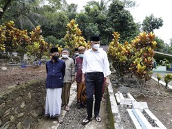 Sambangi Ponpes-Ziarah, Ganjar Harap Ajaran Kiai Hisyam Terus Dijaga