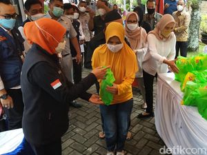 Girangnya Emak-emak Pacitan Dapat Minyak Goreng Murah Saat Operasi Pasar
