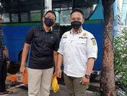 Duh! Kernet Ditinggal Sopir di Tol Jakbar Gegara Tak Bisa Ganti Ban