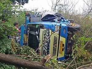 Hilang Kendali Saat Jalan Licin Truk Terguling di Pantura Subang