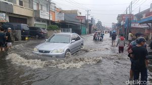 Jalan Kopo Sayati Bandung Banjir, Lalu Lintas Tersendat
