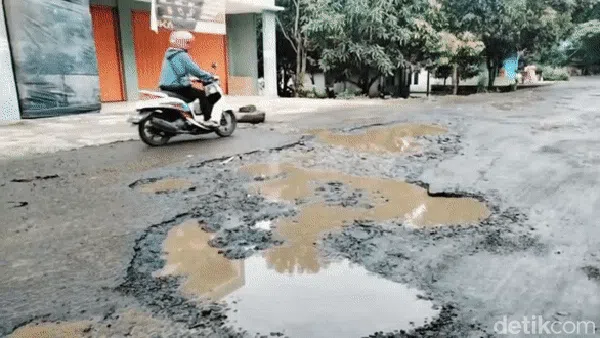 Jalan Provinsi di Cianjur Ini Menahun Rusak hingga Ditanami Pisang