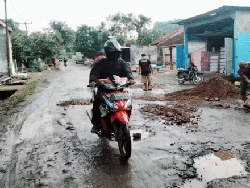 Penampakan Jalan Provinsi di Cianjur yang Rusak Parah hingga Ditanami Pisang
