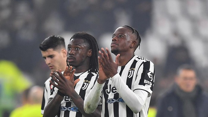 TURIN, ITALY - FEBRUARY 18:  Denis Zacaria (R) and Moise Kean of Juventus salute the fans at the end of the Serie A match between Juventus and Torino FC at Allianz Stadium on February 18, 2022 in Turin, Italy.  (Photo by Valerio Pennicino/Getty Images)