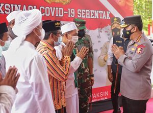 Tokoh Agama di Jatim Ikut Vaksinasi, Kapolri: Jadi Penyemangat Kita Semua