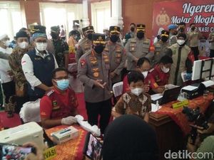 Kapolri Pantau Vaksinasi COVID-19 Ribuan Anak dan Pelajar di Pamekasan