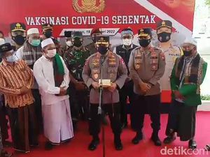 Pantau Vaksinasi COVID-19 di Pamekasan, Kapolri Senang Banyak Kiai Ikut Vaksin Pantau Vaksinasi COVID-19 di Pamekasan, Kapolri Senang Banyak Kiai Ikut Vaksin