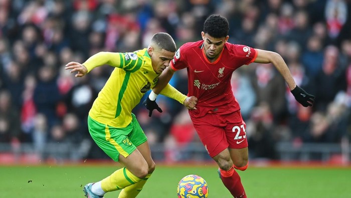 LIVERPOOL, ENGLAND - FEBRUARY 19: Max Aarons of Norwich City is challenged by Luis Diaz of Liverpool during the Premier League match between Liverpool and Norwich City at Anfield on February 19, 2022 in Liverpool, England. (Photo by Gareth Copley/Getty Images)