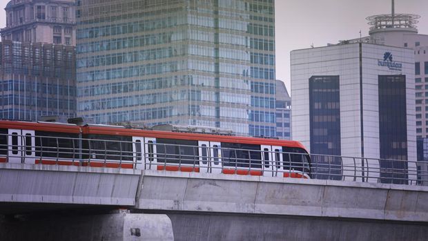 LRT Jabodebek berada di kawasan R. H. Rasuna Said,Jakarta, Sabtu (19/2/2022). PT Kereta Api Indonesia (Persero) atau KAIselaku operator berencana mengoperasikan hingga 27 trainset LRTJabodebek per hari dimana dalam satu trainset terdiri dari enam unitkereta, sehingga akan terdapat 560 perjalanan kereta LRT Jabodebekyang akan melayani 114.000 pelanggan per hari. (CNNIndonesia/Adi Ibrahim)