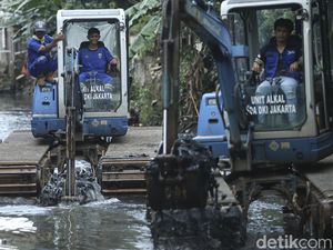 Melihat dari Dekat Pengerukan Kali Mampang Melihat dari Dekat Pengerukan Kali Mampang