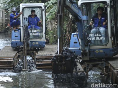 Melihat dari Dekat Pengerukan Kali Mampang