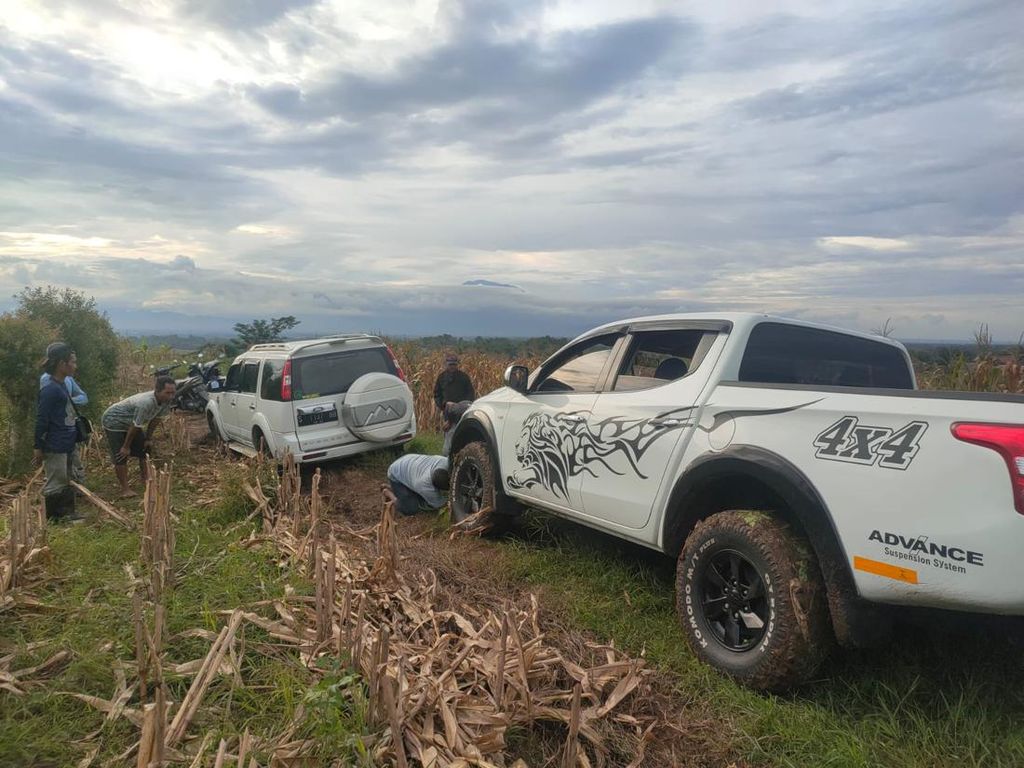 Mobil yang Terjebak di Areal Persawahan Ponorogo Akhirnya Dievakuasi