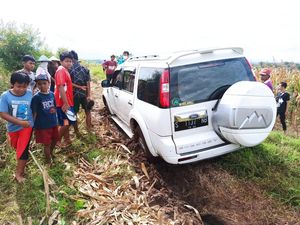 Cerita Sebenarnya Soal Mobil Terjebak di Areal Persawahan Ponorogo Cerita Sebenarnya Soal Mobil Terjebak di Areal Persawahan Ponorogo