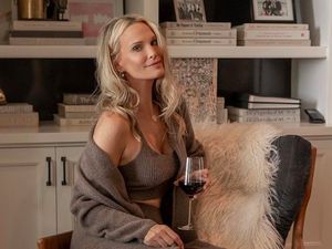 Model 48 Tahun Foto Berbikini di Tengah Salju, Penampilan Awet Mudanya Disorot