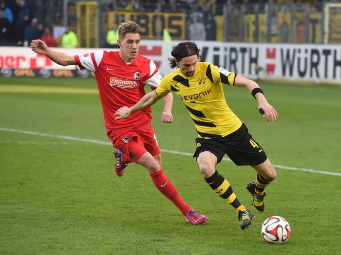 Freiburg's striker Nils Petersen (L) and Dortmund's Serbian defender Neven Subotic vie for the ball during the German first division Bundesliga football match SC Freiburg vs Borussia Dortmund in freiburg, southern Germany, on February 7, 2015. AFP PHOTO / DPA / ULI DECK  +++   GERMANY OUT

DFL RULES TO LIMIT THE ONLINE USAGE DURING MATCH TIME TO 15 PICTURES PER MATCH. IMAGE SEQUENCES TO SIMULATE VIDEO IS NOT ALLOWED AT ANY TIME. FOR FURTHER QUERIES PLEASE CONTACT DFL DIRECTLY AT + 49 69 650050. (Photo by ULI DECK / DPA / AFP)
