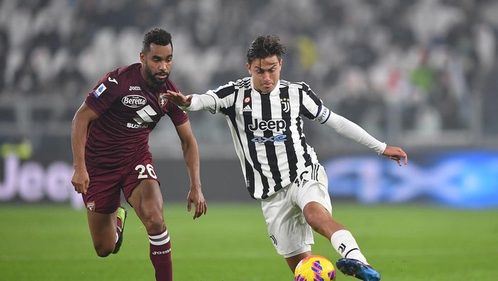TURIN, ITALY - FEBRUARY 18:  Paulo Dybala of Juventus in action against Koffi Djidji of Torino FC during the Serie A match between Juventus and Torino FC at Allianz Stadium on February 18, 2022 in Turin, Italy.  (Photo by Valerio Pennicino/Getty Images)
