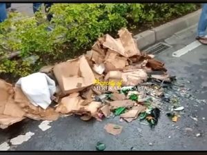 Motor Kurir Tabrak Truk di Kemang, Puluhan Botol Miras Pecah