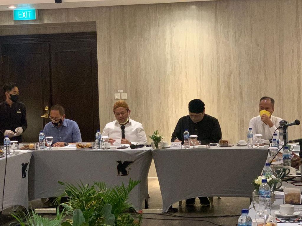Menko Airlangga Dicurhati Dalang, Keluhkan Sering Tertabrak Jam Malam PPKM Menko Airlangga Dicurhati Dalang, Keluhkan Sering Tertabrak Jam Malam PPKM