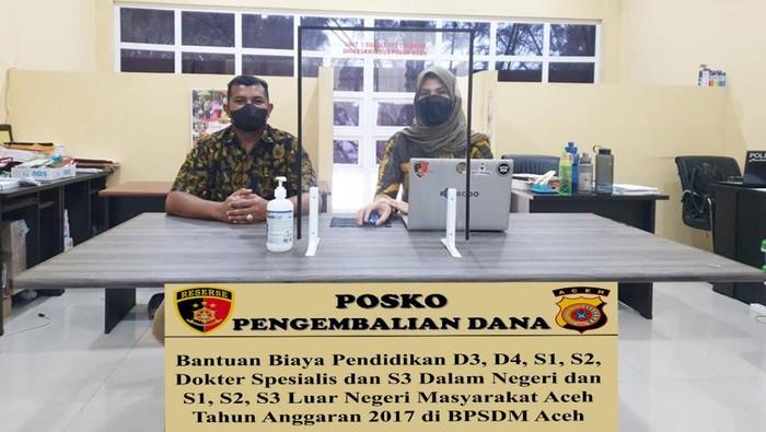 Posko pengembalian dana beasiswa mahasiswa di Polda Aceh.