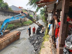 Bantaran Kali Mampang Padat Rumah Warga, Pengerukan Pun Bisa Picu Longsor
