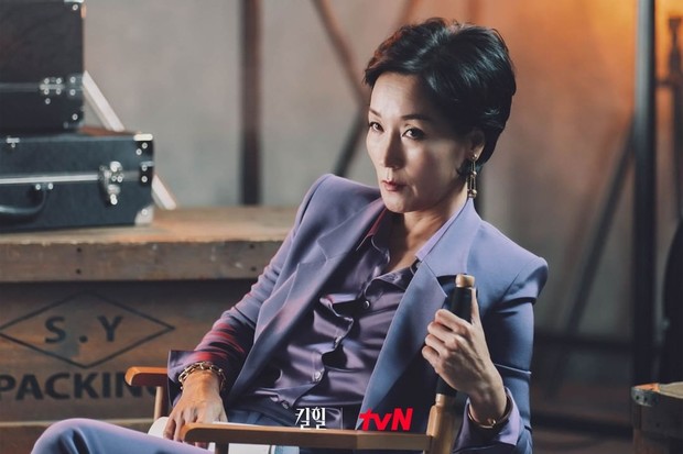 Potret Lee Hye Young dalam drama Kill Heel