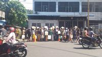 Miris! Masyarakat Terpaksa Antre Berdesakan demi Minyak Goreng
