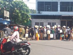 Miris! Masyarakat Terpaksa Antre Berdesakan demi Minyak Goreng