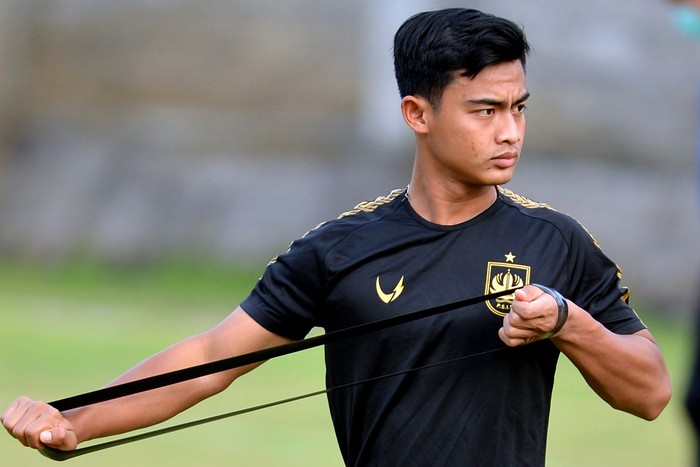 Pesepak bola Pratama Arhan mengikuti sesi latihan bersama tim PSIS Semarang di Lapangan Trisakti, Legian, Badung, Sabtu (19/2/2022). Pratama Arhan akan bergabung dengan klub Tokyo Verdy yang bermain di kasta kedua Liga Jepang atau J2 League dengan durasi kontrak selama dua tahun. ANTARA FOTO/Fikri Yusuf/aww.