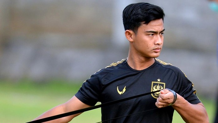 Pesepak bola Pratama Arhan mengikuti sesi latihan bersama tim PSIS Semarang di Lapangan Trisakti, Legian, Badung, Sabtu (19/2/2022). Pratama Arhan akan bergabung dengan klub Tokyo Verdy yang bermain di kasta kedua Liga Jepang atau J2 League dengan durasi kontrak selama dua tahun. ANTARA FOTO/Fikri Yusuf/aww.