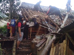 Puting Beliung Terjang Cikalong Wetan dan Alun-alun Lembang