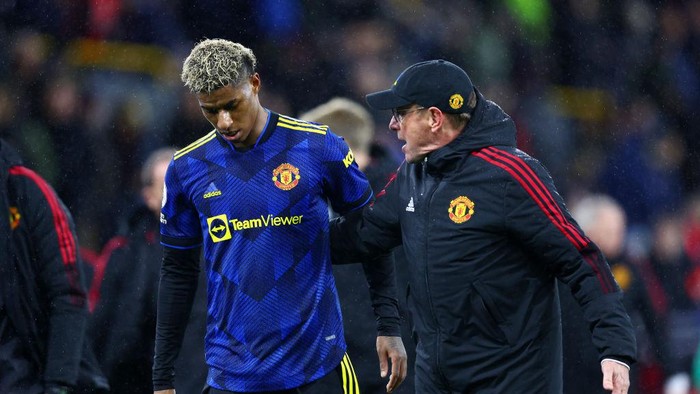 BURNLEY, ENGLAND - FEBRUARY 08: Marcus Rashford of Manchester United and Ralf Rangnick, Interim Manager of Manchester United interact as they leave the pitch for the half-time break during the Premier League match between Burnley and Manchester United at Turf Moor on February 08, 2022 in Burnley, England. (Photo by Clive Brunskill/Getty Images)
