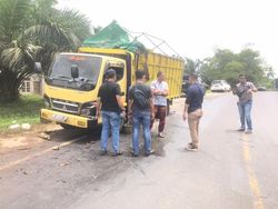 Mobil Pengangkut Minyak Ilegal Terguling di Jambi, Polisi Buru Sopir