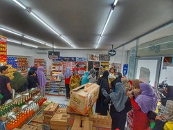 Penampakan Antrean Warga di Bandung, Serbu Minyak Goreng di Minimarket