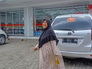 Warga Katapang Bandung Berlarian ke Minimarket Antre Minyak Goreng Murah