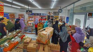 Warga Katapang Bandung Serbu Minimarket Demi Minyak Goreng