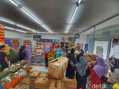 Warga Katapang Bandung Serbu Minimarket Demi Minyak Goreng