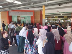Warga Tasikmalaya Harus Antre Setengah Jam untuk 2 Liter Minyak Goreng
