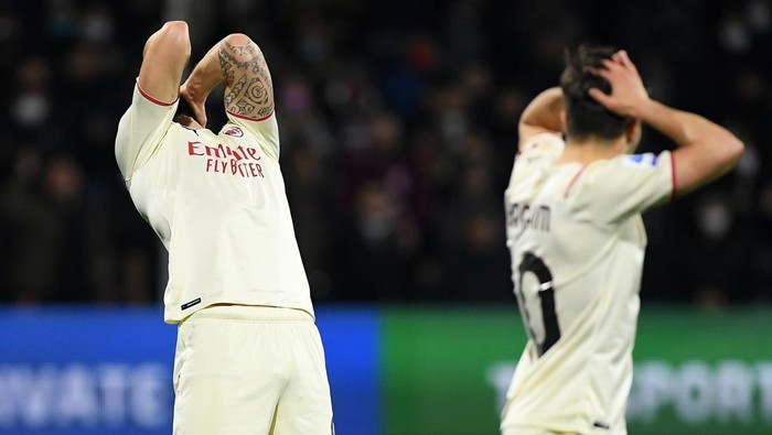 SALERNO, ITALY - FEBRUARY 19: Olivier Giroud of AC Milan stands disappointed during the Serie A match between US Salernitana and AC Milan at Stadio Arechi on February 19, 2022 in Salerno, Italy.  (Photo by Francesco Pecoraro/Getty Images)
