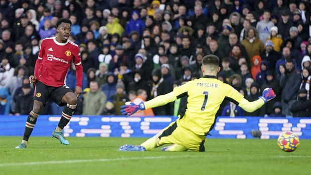 Manchester United's Anthony Elanga, left, scores his side's fourth goal during the English Premier League soccer match between Leeds United and Manchester United, at Elland Road Stadium in Leeds, England, Sunday, Feb. 20, 2022. (AP Photo/Jon Super)