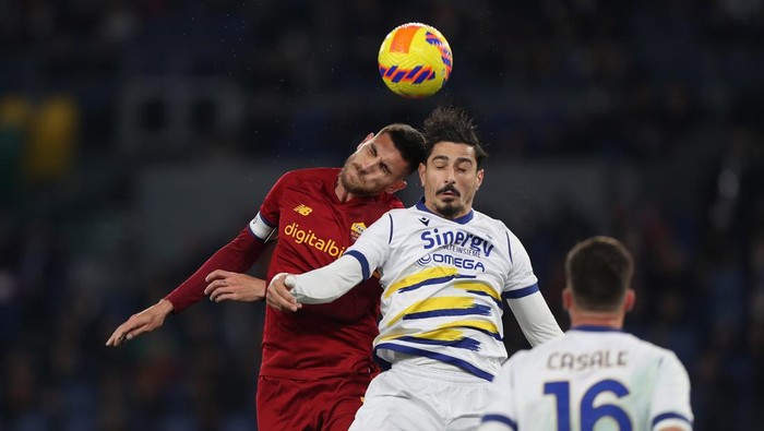 ROME, ITALY - FEBRUARY 19: Koray Gunter of Verona FC competes for the ball with Lorenzo Pellegrini of AS Roma during the Serie A match between AS Roma and Hellas Verona FC at Stadio Olimpico on February 19, 2022 in Rome, Italy. (Photo by Paolo Bruno/Getty Images)