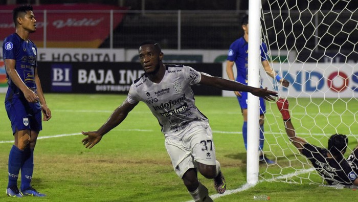 Pesepak bola Bali United Privat Mbarga berselebrasi usai mencetak gol ke gawang PSIS Semarang pada pertandingan Liga 1 di Stadion I Gusti Ngurah Rai, Denpasar, Bali, Minggu (20/2/2022). ANTARA FOTO/Nyoman Hendra Wibowo/hp.