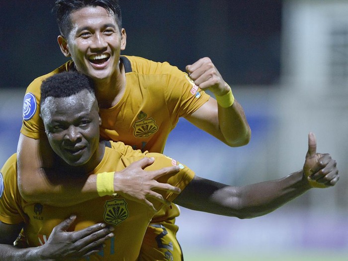 Pesepak bola Bhayangkara FC Ezechiel Ndouasel (kiri) berselebrasi bersama rekannya I Putu Gede Juni Antara (kanan) usai mencetak gol ke gawang Persikabo 1973 saat pertandingan Liga 1 di Stadion Kompyang Sujana, Denpasar, Bali, Minggu (20/2/2022). Bhayangkara FC berhasil mengalahkan Persikabo 1973 dengan skor 4-0. ANTARA FOTO/Fikri Yusuf/hp.