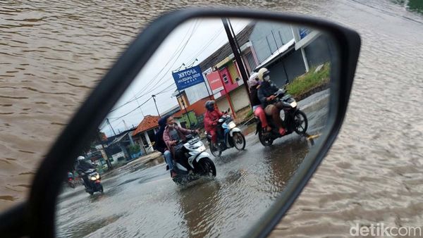 Drainase Buruk, Air Meluber ke Jalan Gedebage Bandung