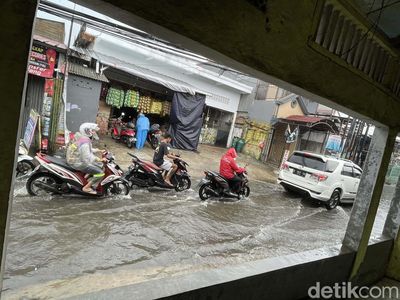 Drainase Buruk, Jalan di Jati Rahayu Bekasi Tergenang