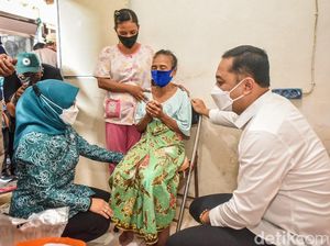 Wali Kota Eri Bagikan 100 Kursi Roda untuk Disabilitas di Surabaya