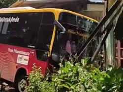 Bus Trans Mamminasata Kecelakaan di Samping Tol, Nyaris Tabrak Rumah